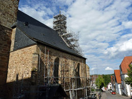 Einrüstung von St. Crescentius an der Südseite (Foto: Karl-Franz Thiede)